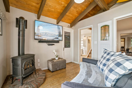Bay room with fireplace and Smart TV at Bayview Cottage