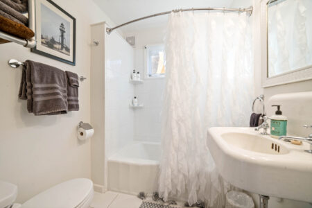 Full bathroom on the main level of Bayview Cottage